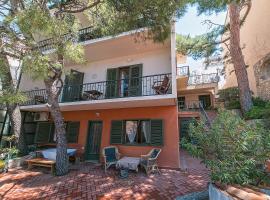 Apartments by the sea Brela, Makarska - 16950, hotel a Brela