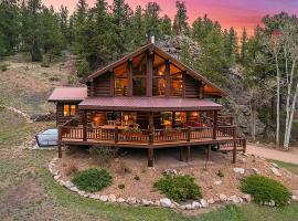 Classic Log Cabin near Rocky Mountain National Park and near Skiing, hotell med parkering i Lyons