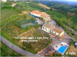 Il Salice, farm stay in Castilenti