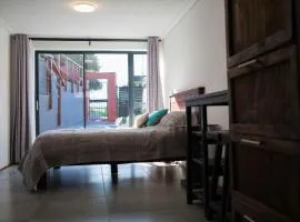 Peaceful 1-bedroom flatlet, 10 min from the beach