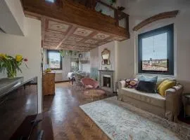 Via Lamberti, 3 - Florence Charming Apartments - Charming and historic 5th-floor attic apartment with elevator in a building at the heart of vibrant Florence, just a 2-minute walk from all attractions