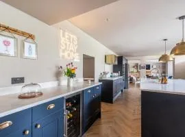 Luxury Group Celebration House with Hot Tub & Bar!