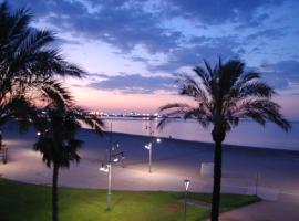 Vistas espectaculares a pie de playa, spa hotel in La Pineda