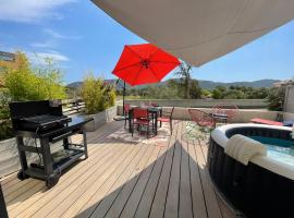 Superbe appartement sur le port, jacuzzi, piscine, hotel in Porto-Vecchio