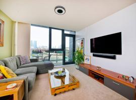 Free parking- Central water-side apartment, zelfstandige accommodatie in Flixton