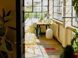 Inspiring 3Bed Unit with Sunny Balcony & Fireplace