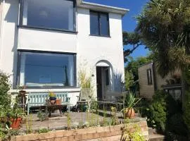 5 Bed House - Sleeps 10 - Pets - Garden - Parking