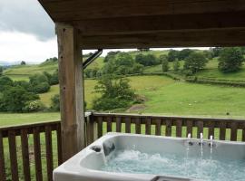 Wheat Cottage - 5* Cyfie Farm with private covered hot tub, hytte i Llanfyllin