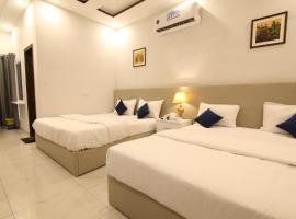 Cuzzy Inn Hotel, hotel dicht bij: Emporium Mall, Lahore