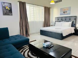 Private rooms in 3 bedroom apartment SKYNEST Homes marina pinnacle, vendégház Dubajban