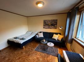 Privat rom i leilighet, homestay in Sogndal