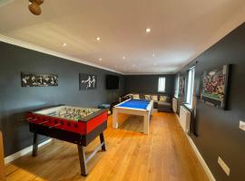 Luxury 4-5 Bed Home with Games Room and Balcony, hotell i Newtown