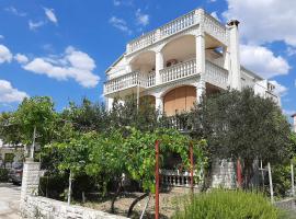 Apartments and rooms with parking space Kastel Stafilic, Kastela - 18673, guest house in Kaštela