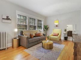 Simple and Roomy 1BR Apt in Evanston - Hinman S3, hotel ramah hewan peliharaan di Evanston