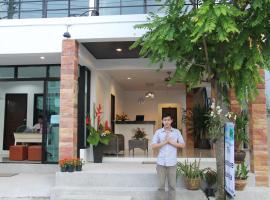 The Seashore Kamala Service Apartment, hotel di Pantai Kamala