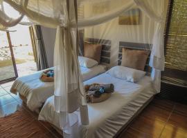 Kaoko Mopane Lodge & Campsite, chalet i Opuwo