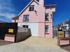 SINGER HOUSE , FREE WIFI & FREE PRIVATE CAR SPACE ,GROUND FLOOR HOLIDAY FLAT , Private Gate & Garden & Bathroom , microwave , Fridge , Opposite Paignton Pier & Beach , Hotel Reception To Happily Help & Greet you , 1 DOUBLE BED & 1 SINGLE BED
