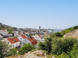 Family home near the ocean, with large patio & BBQ, hotell i Skärhamn