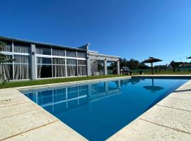 Bitcoin s House Quinta Familiar 1000 m2 Piscina, loma-asunto kohteessa Santa Ana