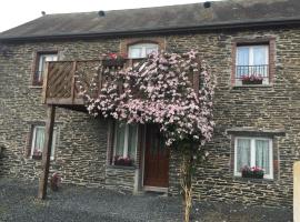 4 bed barn sleeps 8 private pool Chattemoue Javron, hotel with parking in Javron-Les-Chapelles
