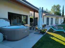Villa contemporaine avec vue imprenable et Jacuzzi, pet-friendly hotel in Bédarieux