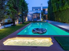 Luxury Villa Hestia Grey with Private Pool, hotelli Rethymno Townissa