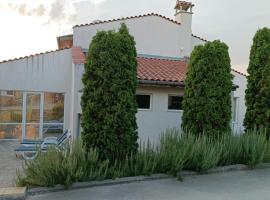 Приятна къща за почивка Караколев 1, hotel in Obrochishte