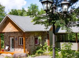 Chalet L'Envolée near Tremblant, hotel a Saint-Faustin