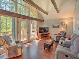 Keowee Key Condo with Deck and Resort Amenities!, apartment in Salem