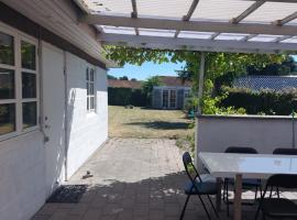 Stuelejlighed med have og overdækket terrasse, apartament a Odense