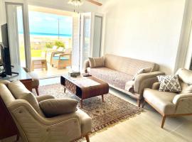 Stunning Beachfront Villa on North Coast Mediterranean, hytte i Dawwār Abū Maḩrūs