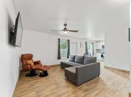Coolidge 3bd 2ba upgraded apartment with amenities, hotell med parkeringsplass i Coolidge