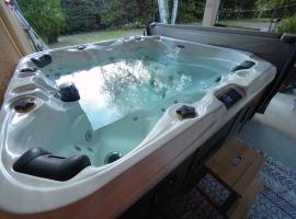 Gîte à la campagne avec jacuzzi, lavprishotell i Avensan