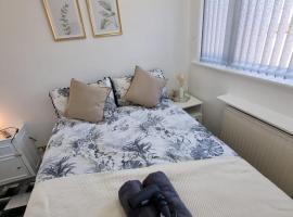 Modern & Elegant Home w/ Netflix and Parking, B&B in Leeds