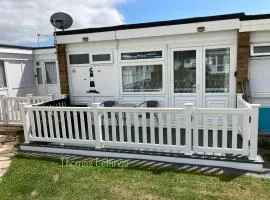 Cheerful 2 Bed Holiday Chalet with Gated Decking