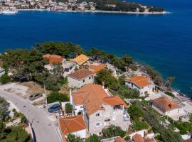 Apartments by the sea Puntinak, Brac - 718, hotel in Selca