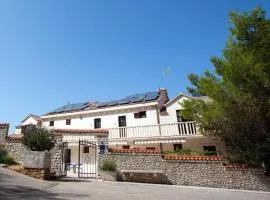 Apartments with a parking space Pucisca, Brac - 756