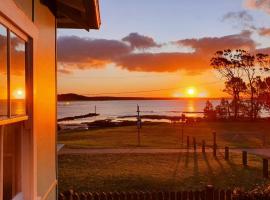 Aurora quintessential beachfront couples getaway, holiday rental in Currarong