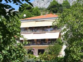 Apartments by the sea Omis - 771, hotel di Tice