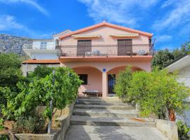 Apartments with a parking space Stanici, Omis - 1027, hotel a Celina