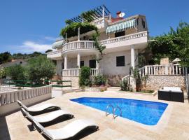 Seaside apartments with a swimming pool Puntinak, Brac - 769, hotel a Selca