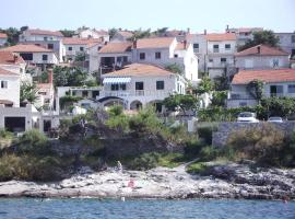 Apartments by the sea Postira, Brac - 706, hotel en Postira