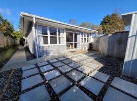Deluxe 1 BEDROOM with Ensuite Central UH Flat B, hotel in Upper Hutt