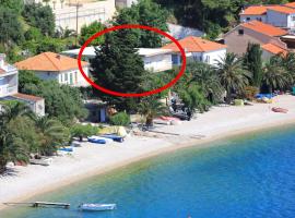 Apartments by the sea Stanici, Omis - 1031, hotel en Tice