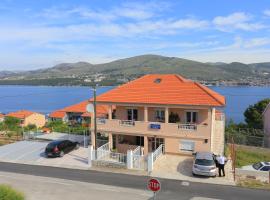 Apartments with a parking space Okrug Donji, Ciovo - 18796，奧庫格哥恩基的公寓