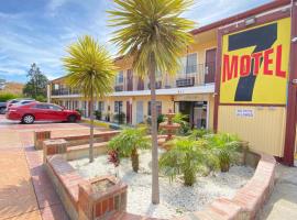 Motel 7 - Near Six Flags, Vallejo - Napa Valley โรงแรมใกล้ California State University Maritime Academy ในบาเยโค