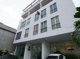 RoomQuest Bangkok Sukhumvit 50: Amphoe Phra Khanong şehrinde bir otel