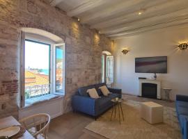 Apartment Tomazina (seaview,central, heritage), pet-friendly hotel in Vis