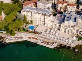 Hotel Kvarner - by Liburnia Hotels & Villas、オパティヤのプール付きホテル