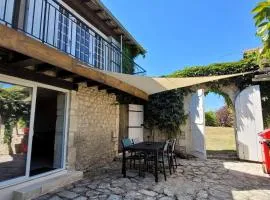Cottage rénové avec piscine et terrasse